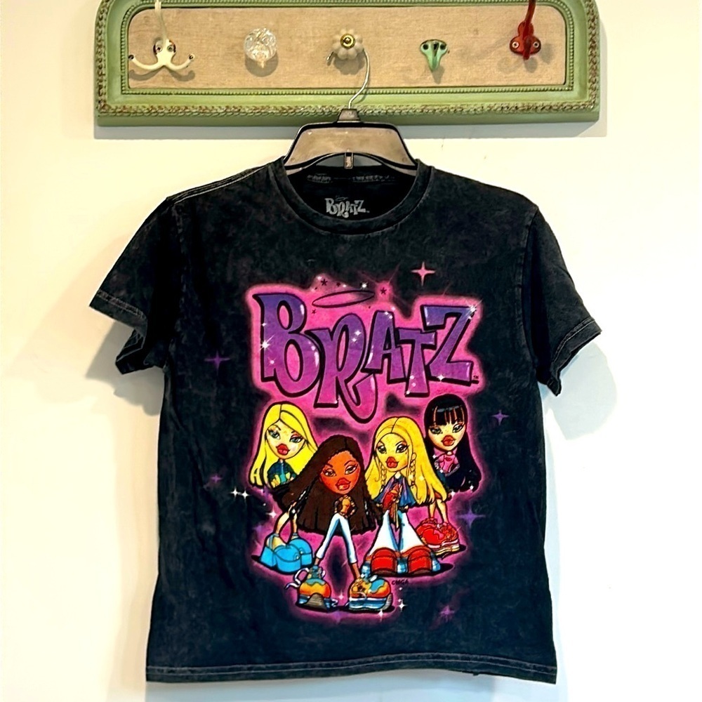 BRATZ Dolls Y2K airbrush T-shirt graphic design black acid wash short sleeve xs